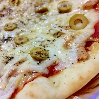 オリーブ＆ツナオニオンのピザ